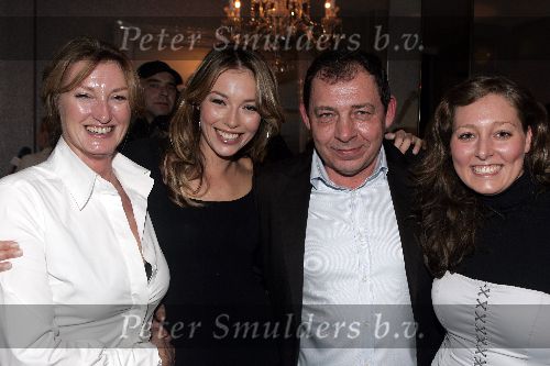 Amsterdam 16 november 2005
Presentatie cosmopolitan in Mansion.
Renate Verbaan met moeder  vader en zus