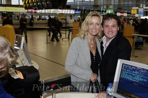 Schiphol 2 november 2005
Rene Froger vertrekt met zijn vrouw Natasja via Londen naar New York om daar de marathon te lopen.