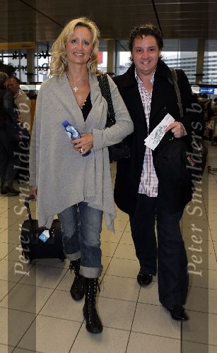 Schiphol 2 november 2005
Rene Froger vertrekt met zijn vrouw Natasja Froger via Londen naar New York om daar de marathon te lopen.