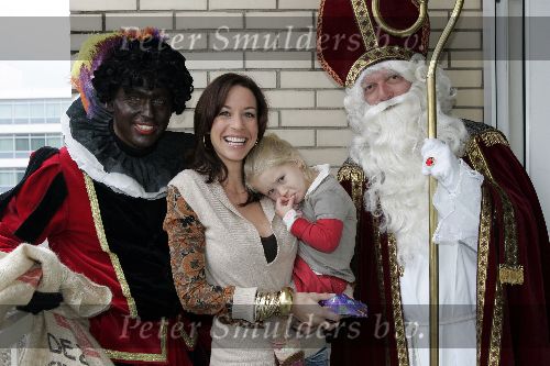 Amstelveen 27 november 2005
Guido den Aantrekker als sinterklaas en Matthijs Albers als zwart piet op bezoek bij kinderen van Bn ers.
Rene Vervoorn met dochter