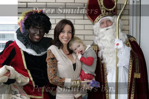 Amstelveen 27 november 2005
Guido den Aantrekker als sinterklaas en Matthijs Albers als zwart piet op bezoek bij kinderen van Bn ers.
Rene Vervoorn met dochter