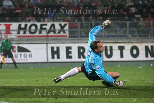 Waalwijk, 19 November 2005
Kompetitiewedstrijd seizoen 2005/2006
RKC-PSV eindstand 4-4
Rob van Dijk duikt op een inzet van Kone