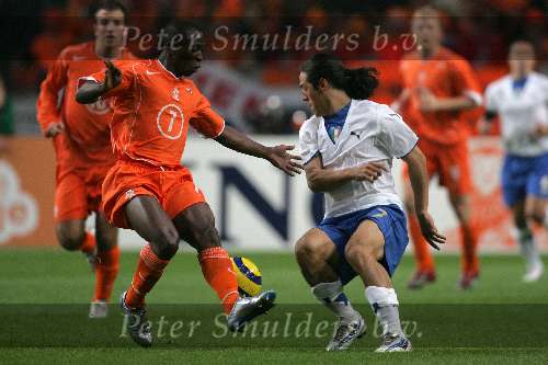 Amsterdam, 12 November 2005
Oefenwedstrijd Nederland-Italie eindstand 1-3
Romeo Castelen in duel met Mauro German Camoranesi
© Foto Bart Bel