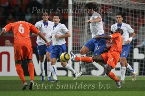 Amsterdam, 12 November 2005
Oefenwedstrijd Nederland-Italie eindstand 1-3
Romeo Castelen in duel met Alberto Gilardino
© Foto Bart Bel