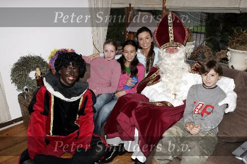 Den Hoog 27 november 2005
Guido den Aantrekker als sinterklaas en Matthijs Albers als zwart piet op bezoek bij kinderen van Bn ers.
Rosanna Lima met Demy en Nino