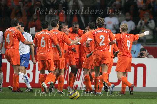 Amsterdam, 12 November 2005
Oefenwedstrijd Nederland-Italie eindstand 1-3
Ryan Babel wordt gefeliciteerd emt zijn doelpunt 1-0 voor Nederland
© Foto Bart Bel
