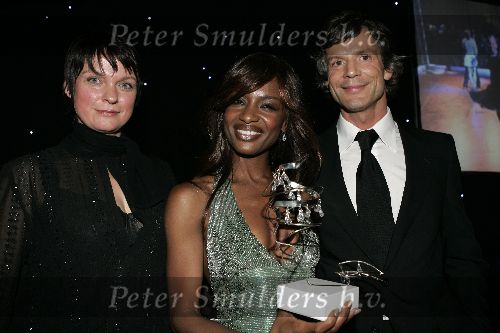 Amsterdam 28 november 2005
Beau Monde awards in het hilton.
 Sylvana Simons met visagist en stylist