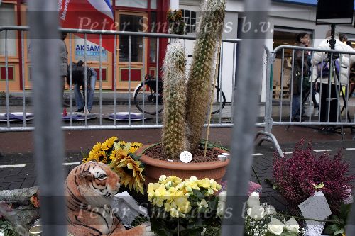 Amsterdam 2 november 2005
Bloemen op plek waar Theo v Gogh is vermoord