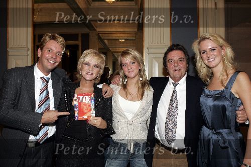 Amsterdam 11 november 2005
Presentatie dvd Tineke Schouten in Carre.
Tineke met man en 3 kinderen