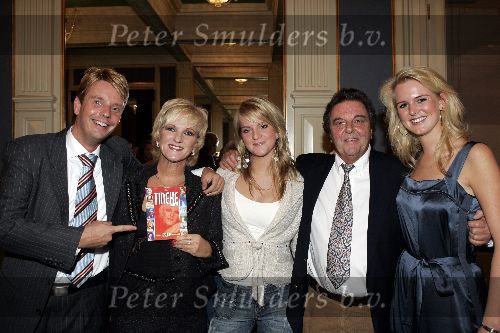 Amsterdam 11 november 2005
Presentatie dvd Tineke Schouten in Carre.
Tineke met man en 3 kinderen