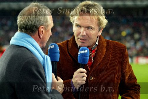 Eindhoven, 1 November 2005
Wedstrijd Champions League seizoen 2005/2006tussen PSV-AC Milaan, eindstand 1-0
Studio Sport presentator Tom Egbers in  gesprek met Johan Cruyff
Foto: © Peter Smulders