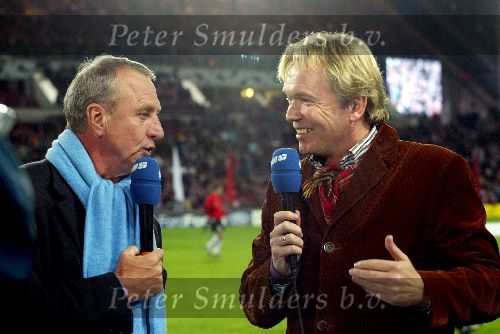 Eindhoven, 1 November 2005
Wedstrijd Champions League seizoen 2005/2006tussen PSV-AC Milaan, eindstand 1-0
Studio Sport presentator Tom Egbers in  gesprek met Johan Cruyff
Foto: © Peter Smulders