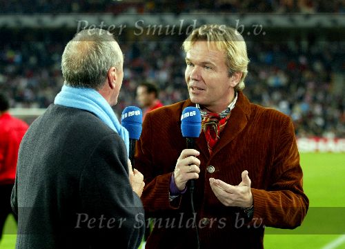 Eindhoven, 1 November 2005
Wedstrijd Champions League seizoen 2005/2006tussen PSV-AC Milaan, eindstand 1-0
Studio Sport presentator Tom Egbers in  gesprek met Johan Cruyff
Foto: © Peter Smulders
