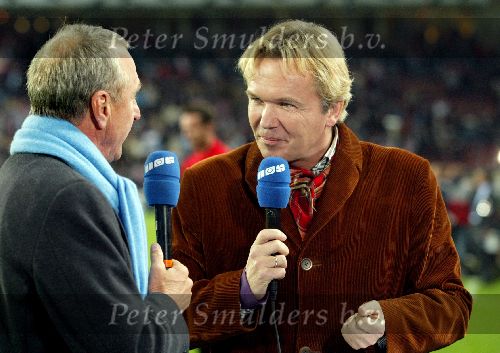 Eindhoven, 1 November 2005
Wedstrijd Champions League seizoen 2005/2006tussen PSV-AC Milaan, eindstand 1-0
Studio Sport presentator Tom Egbers in  gesprek met Johan Cruyff
Foto: © Peter Smulders