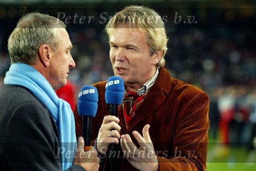 Eindhoven, 1 November 2005
Wedstrijd Champions League seizoen 2005/2006tussen PSV-AC Milaan, eindstand 1-0
Studio Sport presentator Tom Egbers in  gesprek met Johan Cruyff
Foto: © Peter Smulders