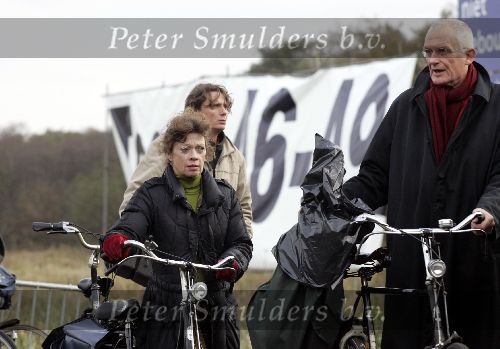 Muiderberg 12 november 2005
Dag tegen A6 en A9 in Muiderberg.
Wim de Bie op fiets met vrouw