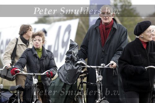 Muiderberg 12 november 2005
Dag tegen A6 en A9 in Muiderberg.
Wim de Bie op fiets met vrouw