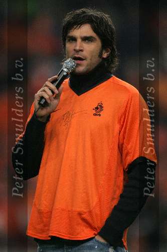 Amsterdam, 12 November 2005
Oefenwedstrijd Nederland-Italie eindstand 1-3
Xander de Buisonje zingt het Wilhemus voor de wedstrijd
© Foto Bart Bel