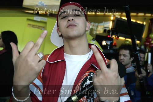 Amsterdam 16 november 2005
Premiere Chicken Little in Pathe arena.
Yes R rapper met middelvinger