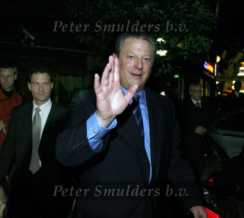 Amsterdam 6 oktober 2006
Premiere an inconvenient Truth in Tuschinski.
Al Gore verlaat de bioscoop via de achteruitgang