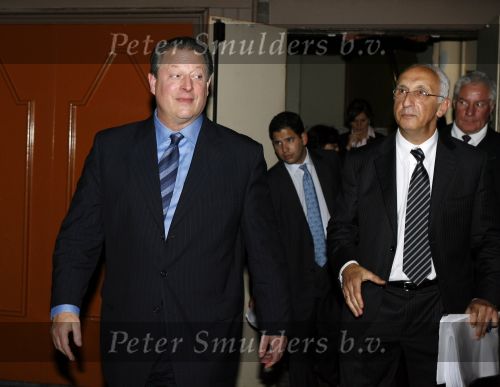 Amsterdam 6 oktober 2006
Premiere an inconvenient Truth in Tuschinski.
Al Gore verlaat de bioscoop via de achteruitgang