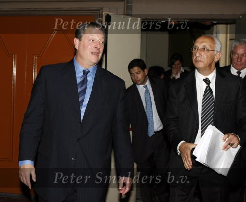 Amsterdam 6 oktober 2006
Premiere an inconvenient Truth in Tuschinski.
Al Gore verlaat de bioscoop via de achteruitgang