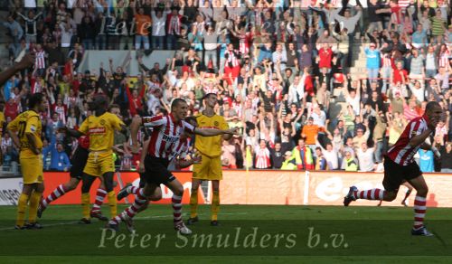 Eindhoven, 15 Oktober 2006 PSV-Roda JC, eindstand 4-1
Kompetitie Seizoen 2006/2007
Alex PSV heeft zijn ploeg op 2-1 gebracht met een prachtige hakbal  Timmy Simons,wil hem feliciteren