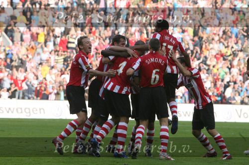 Eindhoven, 15 Oktober 2006 PSV-Roda JC, eindstand 4-1
Kompetitie Seizoen 2006/2007
Alex PSV heeft zijn ploeg op 2-1 gebracht en wordt gehuldigd door zijn ploegmakkers v.l.n.r.: Jan Kromkamp Phillip Cocu Timmy Simons, Jefferson Farfan en Roy Beerens
