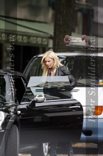 Amsterdam 26 september 2006
Angela Kluivert met mini cooper op cornelis schuytstraat