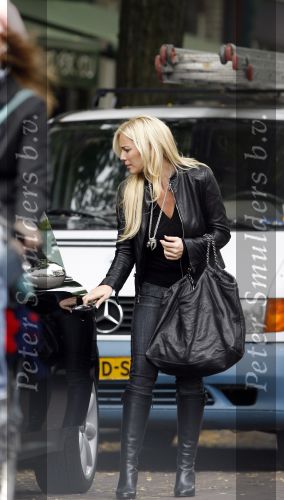 Amsterdam 26 september 2006
Angela Kluivert met mini cooper op cornelis schuytstraat