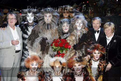 Rotterdam 7 oktober 2006
Premiere Cats in het nieuwe luxor.
Cast Cats met Marco Bakke Anita Meier Gerrit Komrij en Jaap de Hoop Scheffer met zijn vrouw