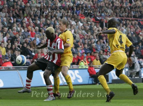 Eindhoven, 20 Oktober 2006 
Kompetitiewedstrijd PSV-Roda JC Seizoen 2006/2007
Eindstand 4-1
Arouna Kone in duel met Marcel de Jong en Pa Modou Kah