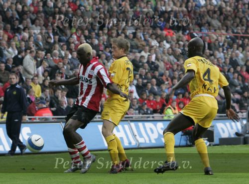 Eindhoven, 20 Oktober 2006 
Kompetitiewedstrijd PSV-Roda JC Seizoen 2006/2007
Eindstand 4-1
Arouna Kone in duel Marcel de jong (17) en Pa Modou Kah