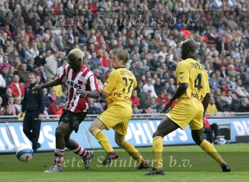 Eindhoven, 20 Oktober 2006 
Kompetitiewedstrijd PSV-Roda JC Seizoen 2006/2007
Eindstand 4-1
Arouna Kone in duel met Marcel de Jong en Pa Modou Kah