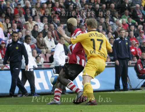 Eindhoven, 20 Oktober 2006 
Kompetitiewedstrijd PSV-Roda JC Seizoen 2006/2007
Eindstand 4-1
Arouna Kone in duel met Marcel de Jong