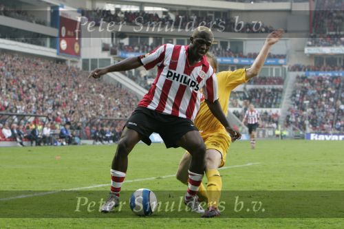 Eindhoven, 20 Oktober 2006 
Kompetitiewedstrijd PSV-Roda JC Seizoen 2006/2007
Eindstand 4-1
Arouna Kone in duel met Marcel de Jong