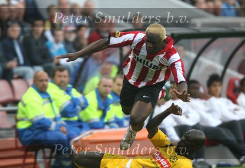 Eindhoven, 15 Oktober 2006 PSV-Roda JC, eindstand 4-1
Kompetitie Seizoen 2006/2007
Arouna Kone wordt onderuit gehaald door Pa Modou Kah