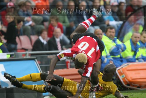 Eindhoven, 15 Oktober 2006 PSV-Roda JC, eindstand 4-1
Kompetitie Seizoen 2006/2007
Arouna Kone wordt onderuit gehaald door Pa Modou Kah
