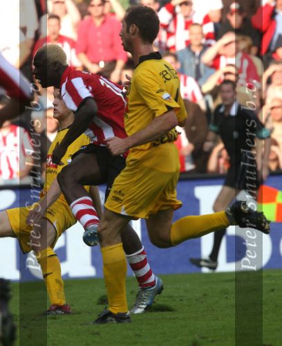 Eindhoven, 15 Oktober 2006 PSV-Roda JC, eindstand 4-1
Kompetitie Seizoen 2006/2007
Arouna Kone in duel met Ger Senden