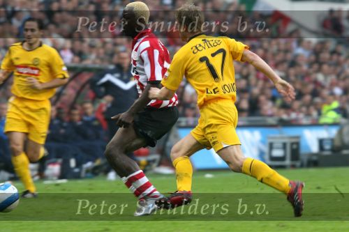 Eindhoven, 20 Oktober 2006 
Kompetitiewedstrijd PSV-Roda JC Seizoen 2006/2007
Eindstand 4-1
Arouna Kone in duel Marcel de jong (17)