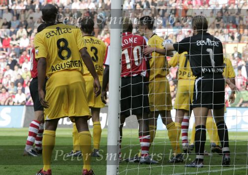 Eindhoven, 20 Oktober 2006 
Kompetitiewedstrijd PSV-Roda JC Seizoen 2006/2007
Eindstand 4-1
Arouna Kone wordt aan zijn shirt getrokken door Davy de Fauw (12) 
Shirtje trekken