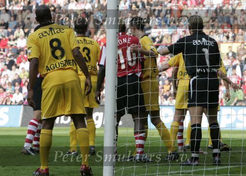 Eindhoven, 20 Oktober 2006 
Kompetitiewedstrijd PSV-Roda JC Seizoen 2006/2007
Eindstand 4-1
Arouna Kone wordt aan zijn shirt getrokken door Davy de Fauw (12) 
Shirtje trekken
