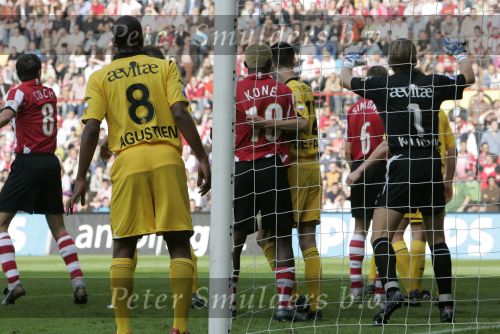 Eindhoven, 20 Oktober 2006 
Kompetitiewedstrijd PSV-Roda JC Seizoen 2006/2007
Eindstand 4-1
Arouna Kone wordt aan zijn shirt getrokken door Davy de Fauw (12) 
Shirtje trekken