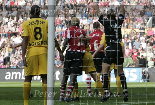 Eindhoven, 20 Oktober 2006 
Kompetitiewedstrijd PSV-Roda JC Seizoen 2006/2007
Eindstand 4-1
Arouna Kone wordt aan zijn shirt getrokken door Davy de Fauw (12) 
Shirtje trekken