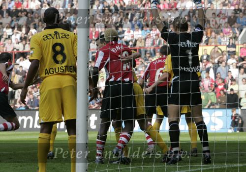 Eindhoven, 20 Oktober 2006 
Kompetitiewedstrijd PSV-Roda JC Seizoen 2006/2007
Eindstand 4-1
Arouna Kone wordt aan zijn shirt getrokken door Davy de Fauw (12) 
Shirtje trekken