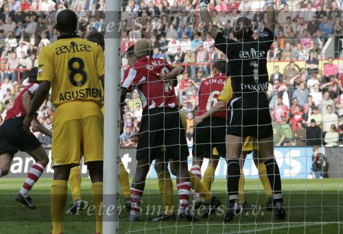 Eindhoven, 20 Oktober 2006 
Kompetitiewedstrijd PSV-Roda JC Seizoen 2006/2007
Eindstand 4-1
Arouna Kone wordt aan zijn shirt getrokken door Davy de Fauw (12) 
Shirtje trekken