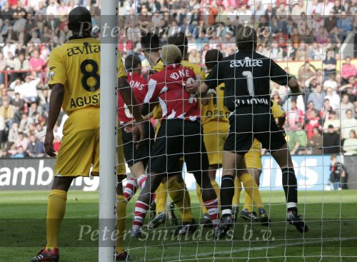 Eindhoven, 20 Oktober 2006 
Kompetitiewedstrijd PSV-Roda JC Seizoen 2006/2007
Eindstand 4-1
Arouna Kone wordt aan zijn shirt getrokken door Davy de Fauw (12) 
Shirtje trekken