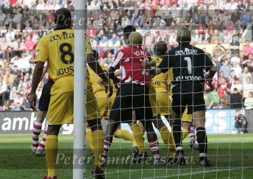 Eindhoven, 20 Oktober 2006 
Kompetitiewedstrijd PSV-Roda JC Seizoen 2006/2007
Eindstand 4-1
Arouna Kone wordt aan zijn shirt getrokken door Davy de Fauw (12) 
Shirtje trekken