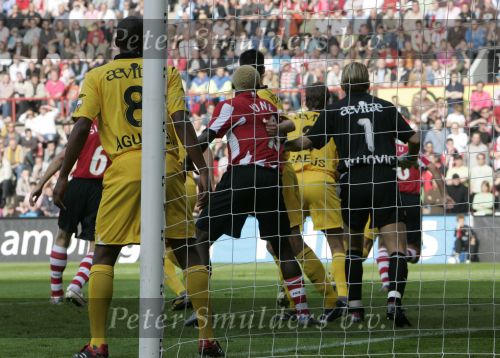 Eindhoven, 20 Oktober 2006 
Kompetitiewedstrijd PSV-Roda JC Seizoen 2006/2007
Eindstand 4-1
Arouna Kone wordt aan zijn shirt getrokken door Davy de Fauw (12) 
Shirtje trekken