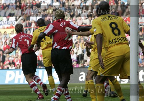 Eindhoven, 20 Oktober 2006 
Kompetitiewedstrijd PSV-Roda JC Seizoen 2006/2007
Eindstand 4-1
Arouna Kone wordt aan zijn shirt getrokken door Davy de Fauw (12) 
Shirtje trekken